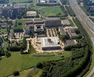 844678 Luchtfoto van de bouw van het gebouw van TNO - Locatie Utrecht (Princetonlaan 6) op het Universiteitscentrum De ...